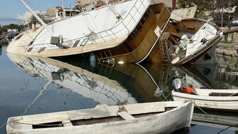 Za dlaku izbjegnuta tragedija kod Omiša: Donosimo podvodne snimke potonulog broda