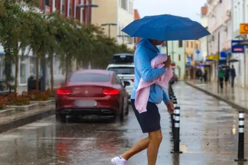 Nakon hladnog i maglovitog jutra, ponegdje će i zasjati sunce, ali nemojte spremati kišobrane