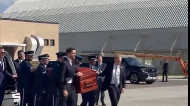 Dirljivi prizori na pisti: Mnogi noćas u SAD-u pričaju o ovom! JD Vance slomljen od boli držao ruku na Kirkovom lijesu