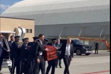 Dirljivi prizori na pisti: Mnogi noćas u SAD-u pričaju o ovom! JD Vance slomljen od boli držao ruku na Kirkovom lijesu