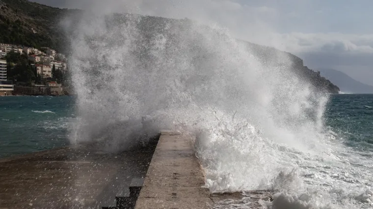Strava na Jadranu! Djevojka se fotografirala s prijateljicom, valovi je povukli u more...