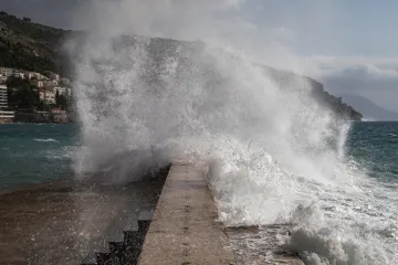 Strava na Jadranu! Djevojka se fotografirala s prijateljicom, valovi je povukli u more...