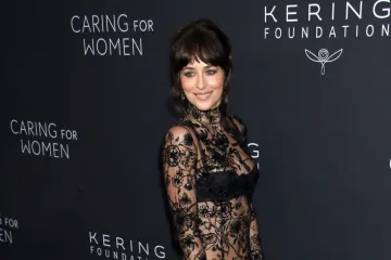 Nakon prekida s poznatim glazbenikom, glumica na crvenom tepihu pokazala crno donje rublje