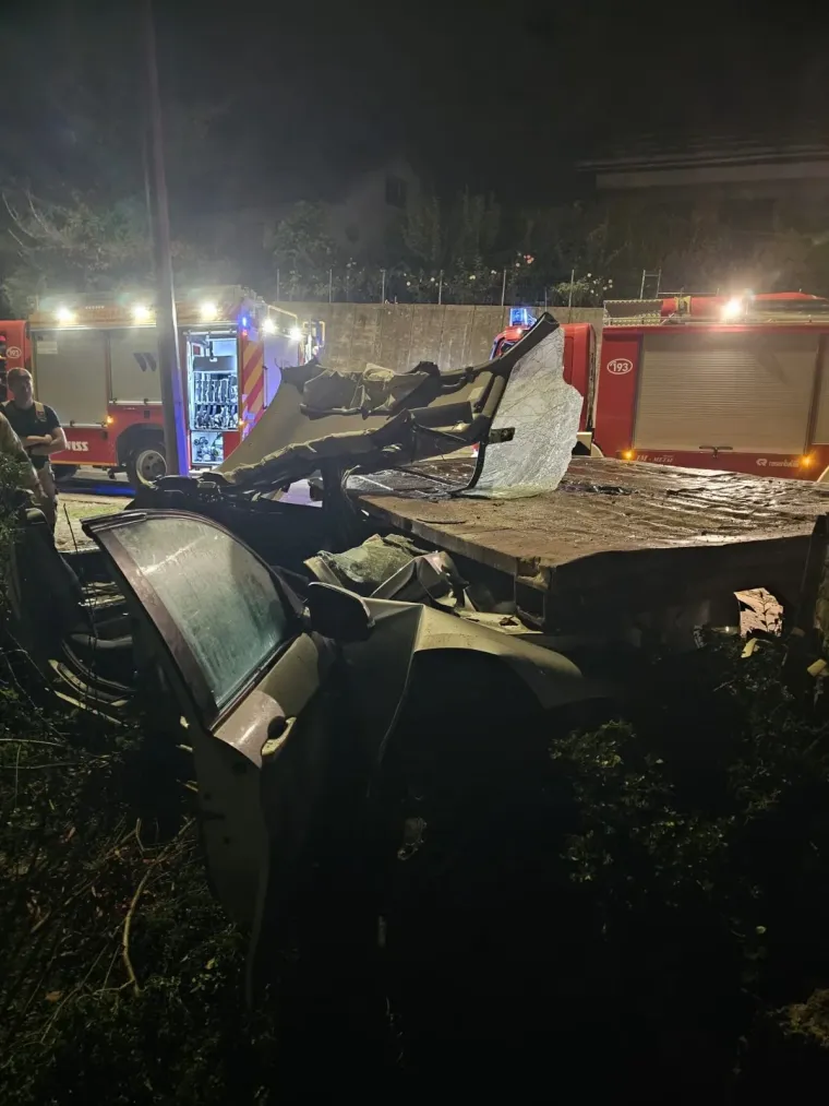 Dramatična snimka iz Karlovca: BMW dva puta letio zrakom, udarao u sve živo i završio u stupu!