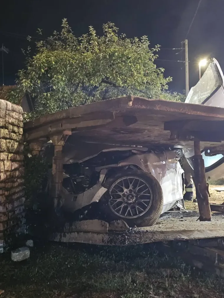 Dramatična snimka iz Karlovca: BMW dva puta letio zrakom, udarao u sve živo i završio u stupu!