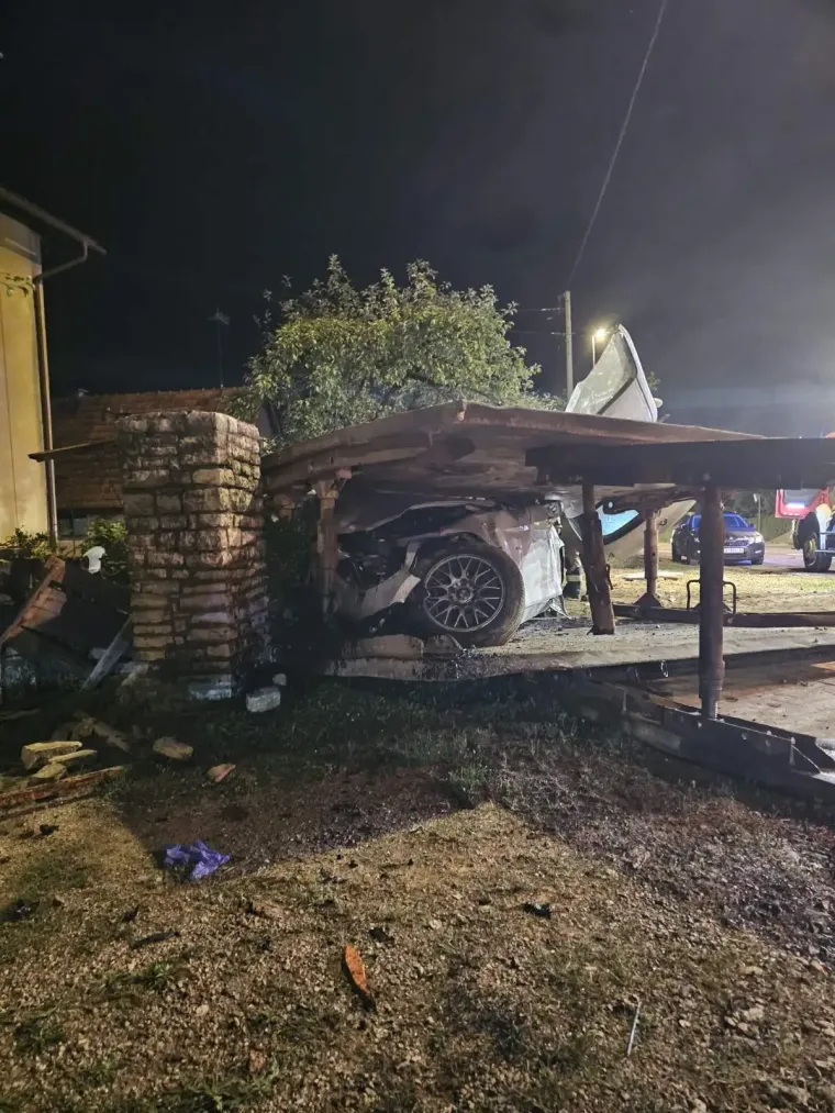 Dramatična snimka iz Karlovca: BMW dva puta letio zrakom, udarao u sve živo i završio u stupu!