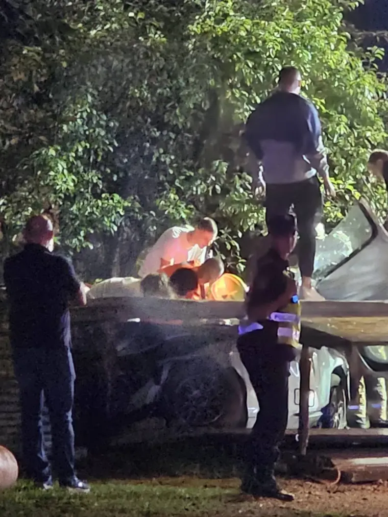 Dramatična snimka iz Karlovca: BMW dva puta letio zrakom, udarao u sve živo i završio u stupu!