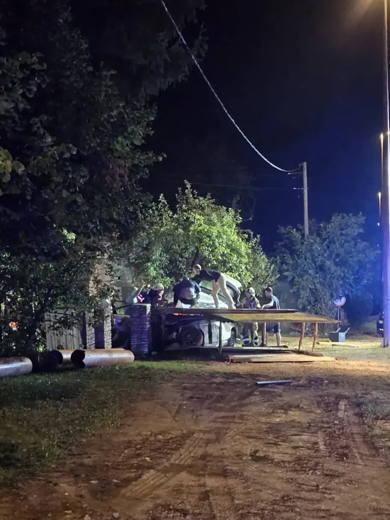 Dramatična snimka iz Karlovca: BMW dva puta letio zrakom, udarao u sve živo i završio u stupu!