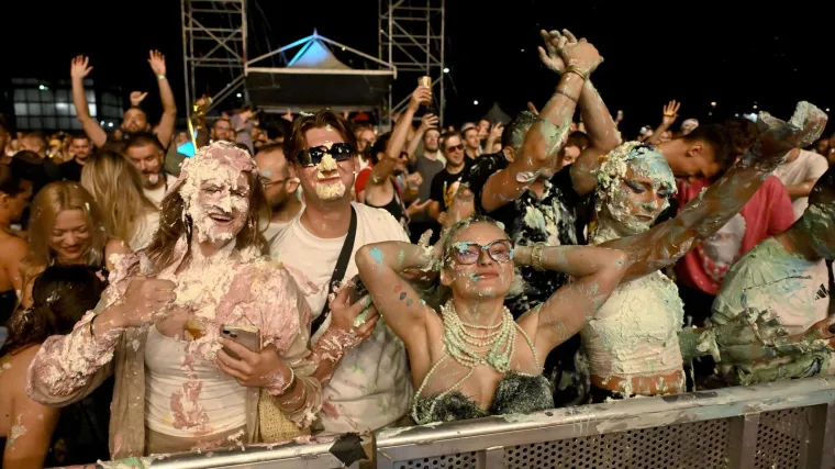 Zagrebački Velesajam u ekstazi: Šlag, torte i grudnjaci koji pucaju! Ludilo krenulo s DJ Steve Aokijem