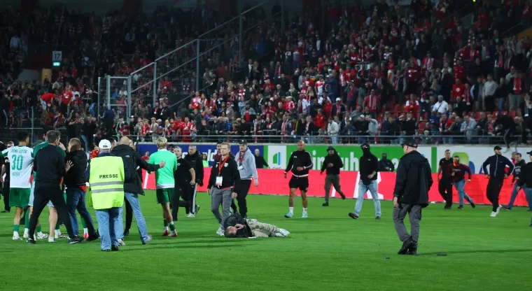 Kaos na njemačkom derbiju, igrači bježali od navijača, intervenirala i policija