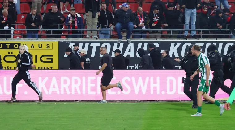 Kaos na njemačkom derbiju, igrači bježali od navijača, intervenirala i policija