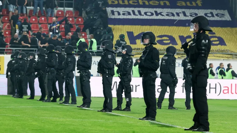 Kaos na njemačkom derbiju, igrači bježali od navijača, intervenirala i policija