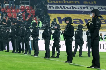 Kaos na njemačkom derbiju, igrači bježali od navijača, intervenirala i policija