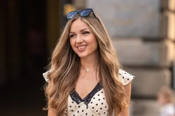 Plavokosa dama profinjenim stilom razoružala prolaznike: Tako jednostavna plijenila poglede