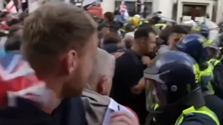 Na antiimigrantskom skupu zastave i Trumpove kape: Prosvjednici se sukobili s policijom