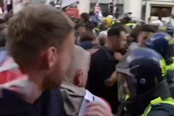 Na antiimigrantskom skupu zastave i Trumpove kape: Prosvjednici se sukobili s policijom