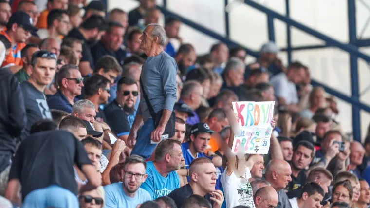 Nepoznata brineta plijenila pažnju na utakmici Varaždina i Hajduka dok je silazila niz tribinu