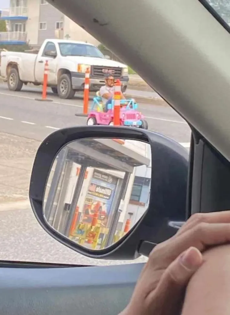 Muškarac dobio zabranu vožnje nakon što je na putu do posla koristio Barbie autić na baterije