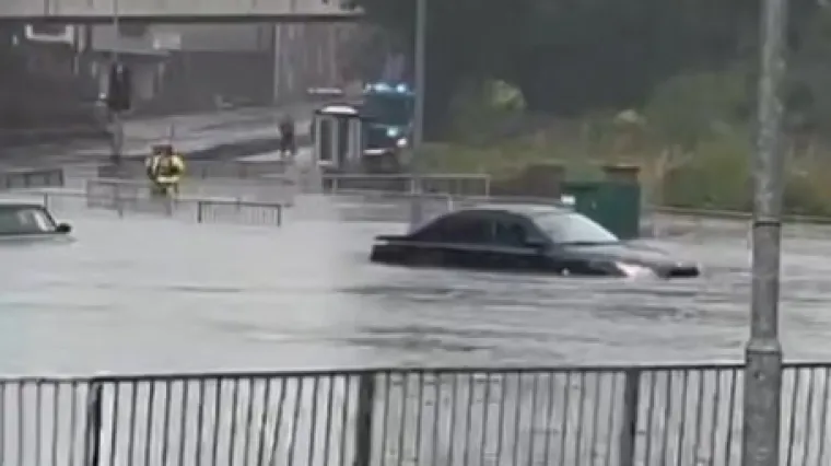 Žestoka oluja potopila Otok: Automobili u vodi, ljudi surfaju po ulicama