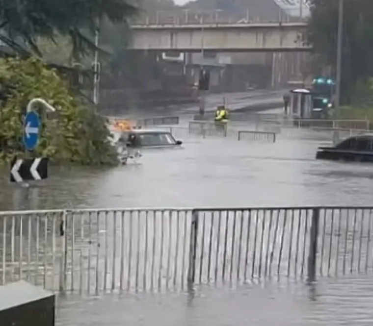 Žestoka oluja potopila Otok: Automobili u vodi, ljudi surfaju po ulicama