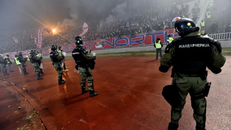 Nevjerojatne scene u Srbiji: Umjesto da ih spriječe, policajci 'pomogli' Delijama u napadu?