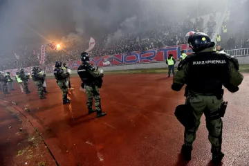 Nevjerojatne scene u Srbiji: Umjesto da ih spriječe, policajci 'pomogli' Delijama u napadu?