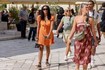 Zapalila Kalelargu: Djevojka u haljini toplih tonova istaknula obline i zaustavila promet u Zadru