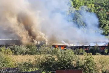 Golema buktinja guta tvornicu kraj Pleternice! U opasnosti obiteljska kuća, stižu prve snimke