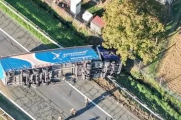 Strašni prizori na autocesti! Kamion se prevrnuo na bok, prometnica zatvorena! Policija nam otkrila ima li ozlijeđenih