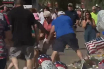 Uništavao zastave i cvijeće postavljene u Kirkovu čast: Ljude šokirala majica koju je nosio