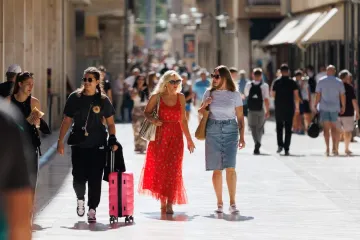Crveno joj stoji kao saliveno: Plava dama u lepršavoj haljini plijenila poglede gdje god je stigla
