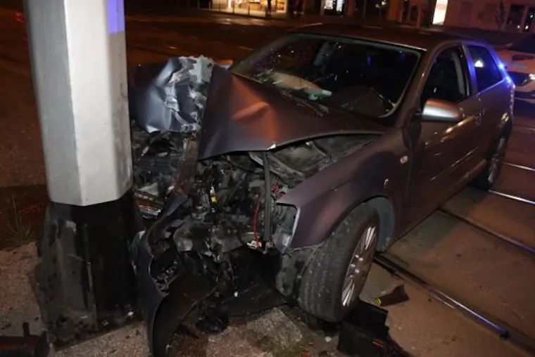 Pijani mladić udario u stup na Trešnjevci i smrskao auto: Dobio gadnu kaznu