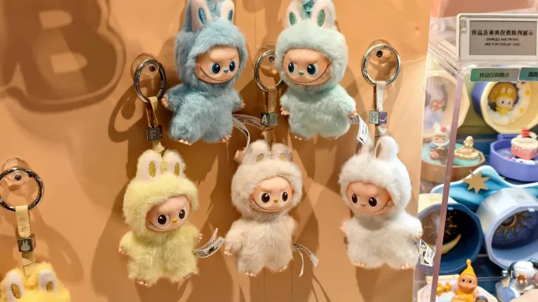 Bizaran video zapanjio je društvene mreže: Nećete vjerovati koga blagoslivlja ovaj svećenik