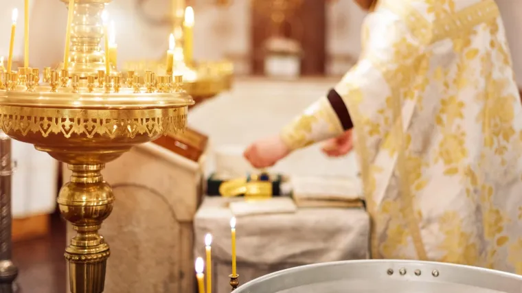 Bizaran video zapanjio je društvene mreže: Nećete vjerovati koga blagoslivlja ovaj svećenik