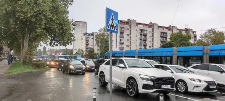Ljudi pogubili živce zbog zastoja tramvaja na Držićevoj! Psovali ZET, vozače pa i Toma&scaron;evića
