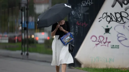 U moru kišobrana istaknula se ona: Zagrepčanka u bijeloj suknji i crno-bijelim štiklama pravi je modni pogodak