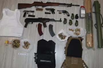 Horor u Zagrebu: Mladić (25) prijetio policajcima pištoljem, u kući mu otkrili pravi arsenal oružja