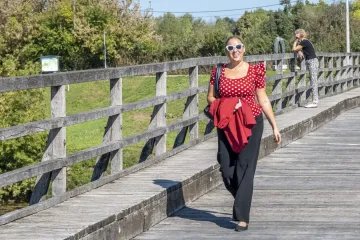 Korana je prekrasna, ali ova plavuša u crvenom bacila ju je u potpuno sporedni plan