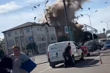 Uznemirujuća snimka: Bomba eksplodirala ljudima iznad glave dok su kupovali jaja