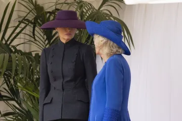 Melania Trump opet u centru pažnje: Zanimljivim šeširom zasjenila cijelu kraljevsku obitelj