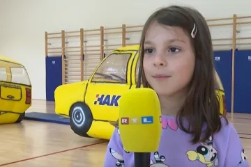 Mihaela je prvašica, a svjesna je opasnosti električnog romobila: 'Strah me da ne padnem'