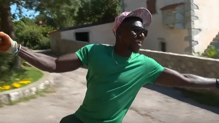 Da je svakome Abi za dobro jutro...: Glazbenik iz Senegala brine za ulice, ali i raspoloženje mještana na Krku