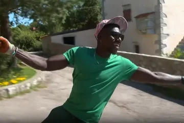 Da je svakome Abi za dobro jutro...: Glazbenik iz Senegala brine za ulice, ali i raspoloženje mještana na Krku