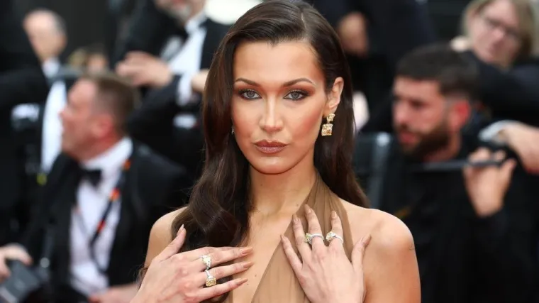 Najljepša žena na svijetu leži u suzama spojena na aparate: Sve zbog opake kronične bolesti