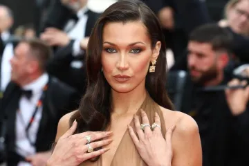 Najljepša žena na svijetu leži u suzama spojena na aparate: Sve zbog opake kronične bolesti