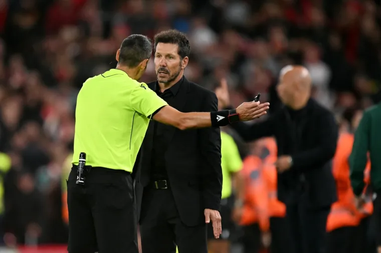 Simeone se zakačio s tribinama: Zaštitari ga jedva zadržali kad je krenuo u tučnjavu s navijačem