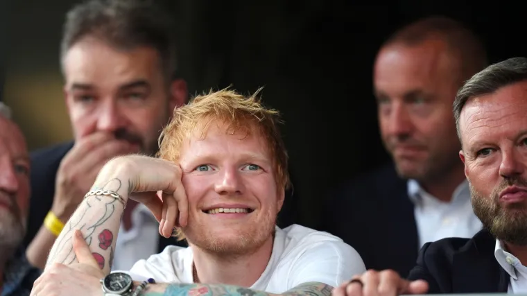 Ed Sheeran navija za Hajduk? Ponosno pozirao s dresom u ruci, fanovi u šoku