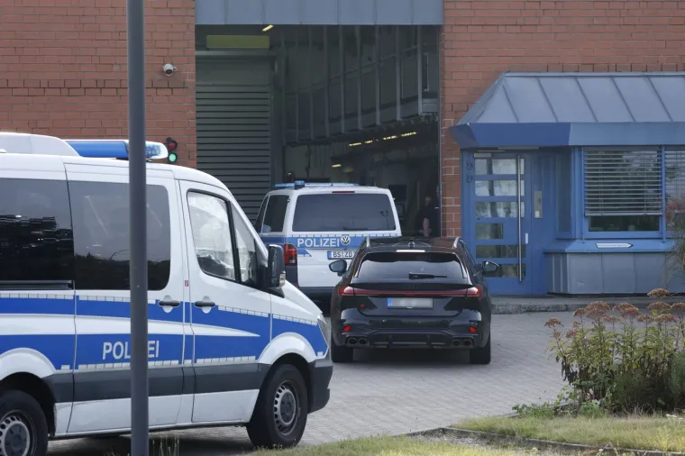 Osumnjičeni za nestanak male Madie proslavio izlazak iz zatvora cigaretom i hamburgerom. Nije se uspio sakriti