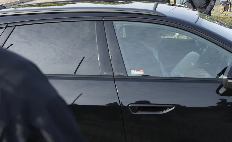 Osumnjičeni za nestanak male Madie proslavio izlazak iz zatvora cigaretom i hamburgerom. Nije se uspio sakriti