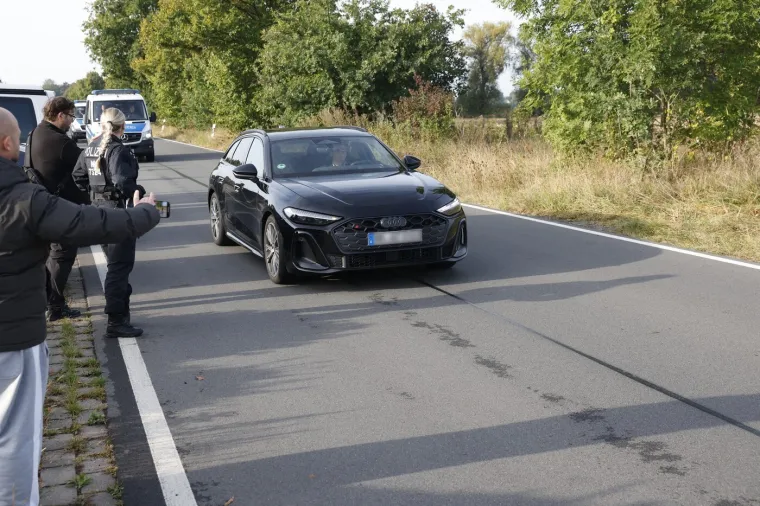 Osumnjičeni za nestanak male Madie proslavio izlazak iz zatvora cigaretom i hamburgerom. Nije se uspio sakriti